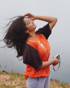 Priya J Achar Instagram - ನಗುವನ್ನು ಎಲ್ಲೋ ಮರೆತೆವು ಏಕೆ 🕊️
.
.
.
#priyajachar #favsong #naturelove 
.
.