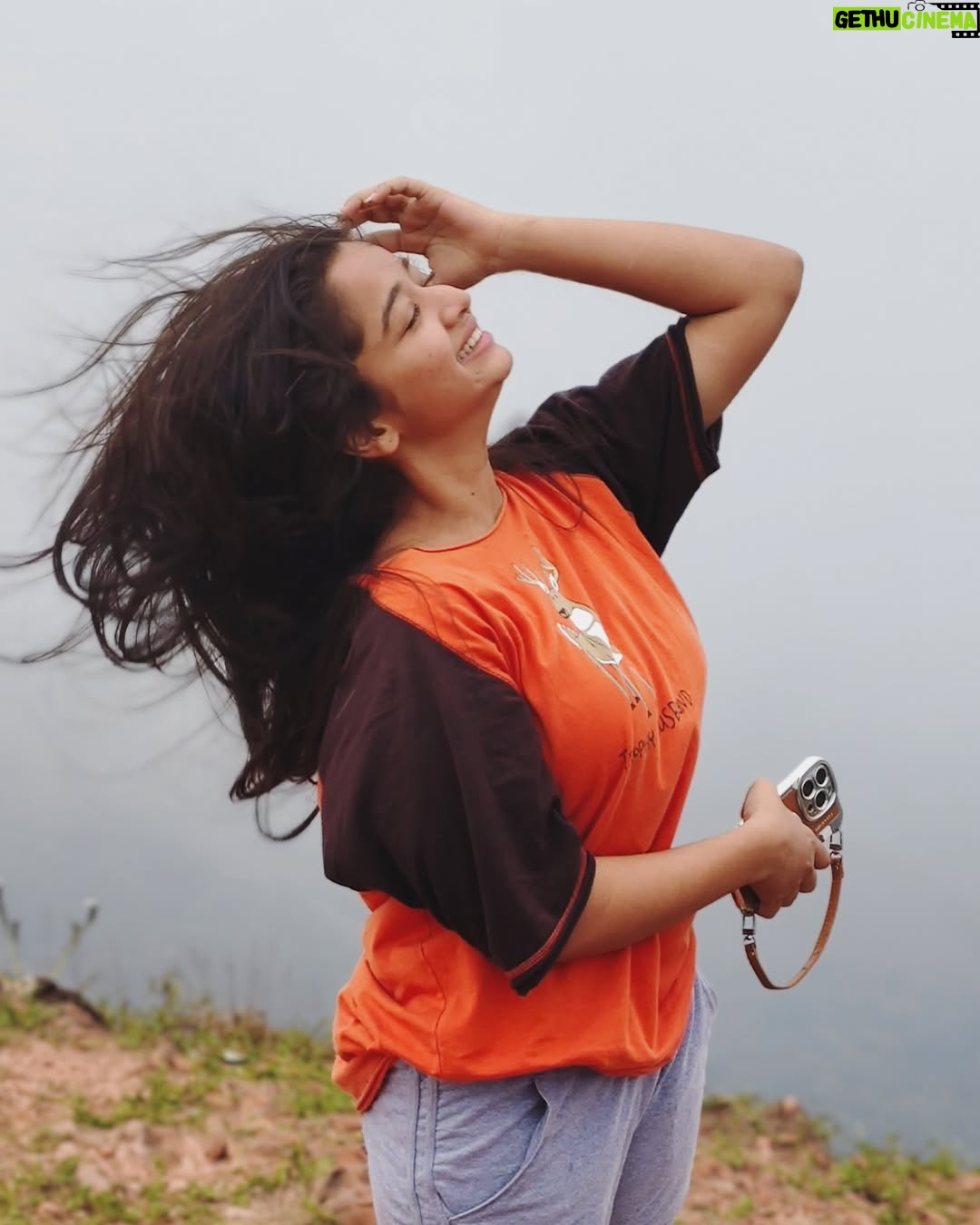 Priya J Achar - 93.1K Likes - ನಗುವನ್ನು ಎಲ್ಲೋ ಮರೆತೆವು ಏಕೆ 🕊️
.
.
.
#priyajachar #favsong #naturelove
.
.