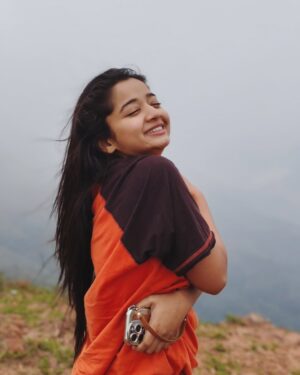 Priya J Achar Instagram - ನಗುವನ್ನು ಎಲ್ಲೋ ಮರೆತೆವು ಏಕೆ 🕊️
.
.
.
#priyajachar #favsong #naturelove 
.
.