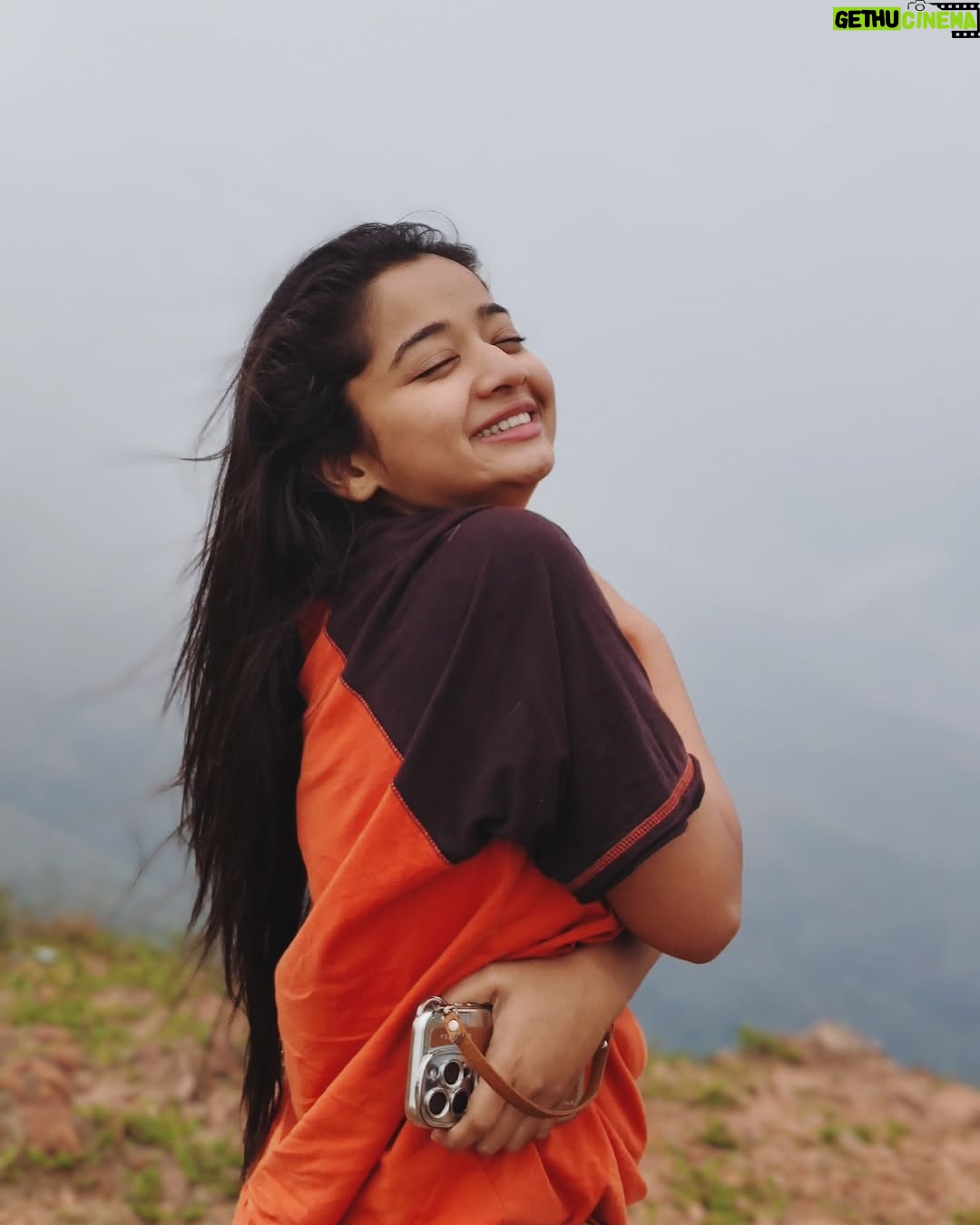 Priya J Achar - 93.1K Likes - ನಗುವನ್ನು ಎಲ್ಲೋ ಮರೆತೆವು ಏಕೆ 🕊️
.
.
.
#priyajachar #favsong #naturelove
.
.