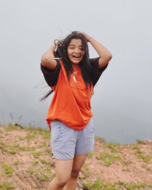 Priya J Achar Instagram - ನಗುವನ್ನು ಎಲ್ಲೋ ಮರೆತೆವು ಏಕೆ 🕊️
.
.
.
#priyajachar #favsong #naturelove 
.
.