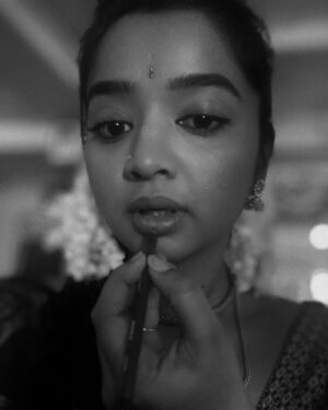 Priya J Achar Instagram - ನಿನ್ನಂತೆ ಯಾರಿಲ್ಲ🙈
ನಿನ್ನಲ್ಲೇ ಮನಸೆಲ್ಲ🧿
.
.
.
.
#priyajachar 
I I I love this song 🎵🥹🥰
.
Nimagu e song istana