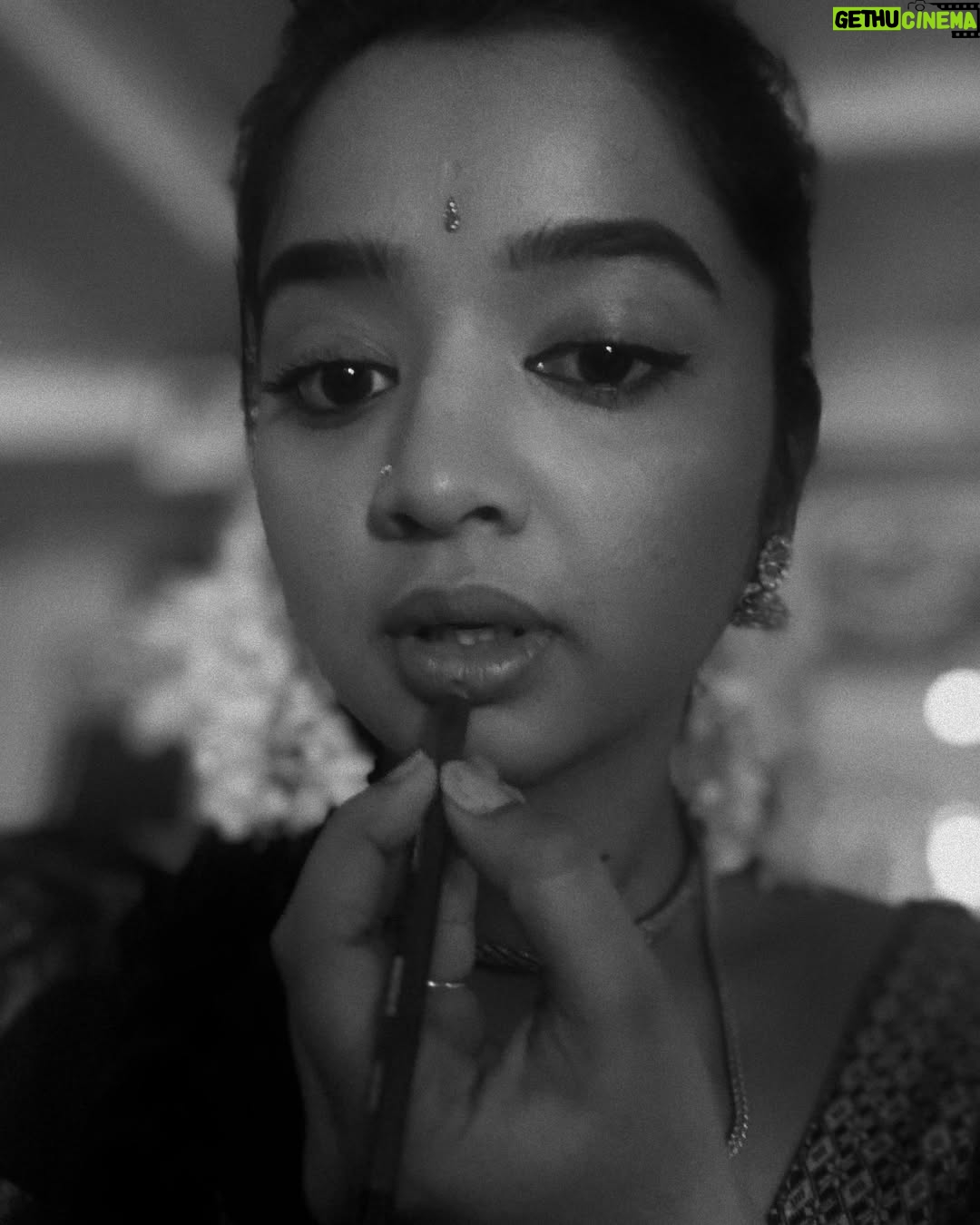 Priya J Achar - 16.7K Likes - ನಿನ್ನಂತೆ ಯಾರಿಲ್ಲ🙈
ನಿನ್ನಲ್ಲೇ ಮನಸೆಲ್ಲ🧿
.
.
.
.
#priyajachar
I I I love this song 🎵🥹🥰
.
Nimagu e song istana