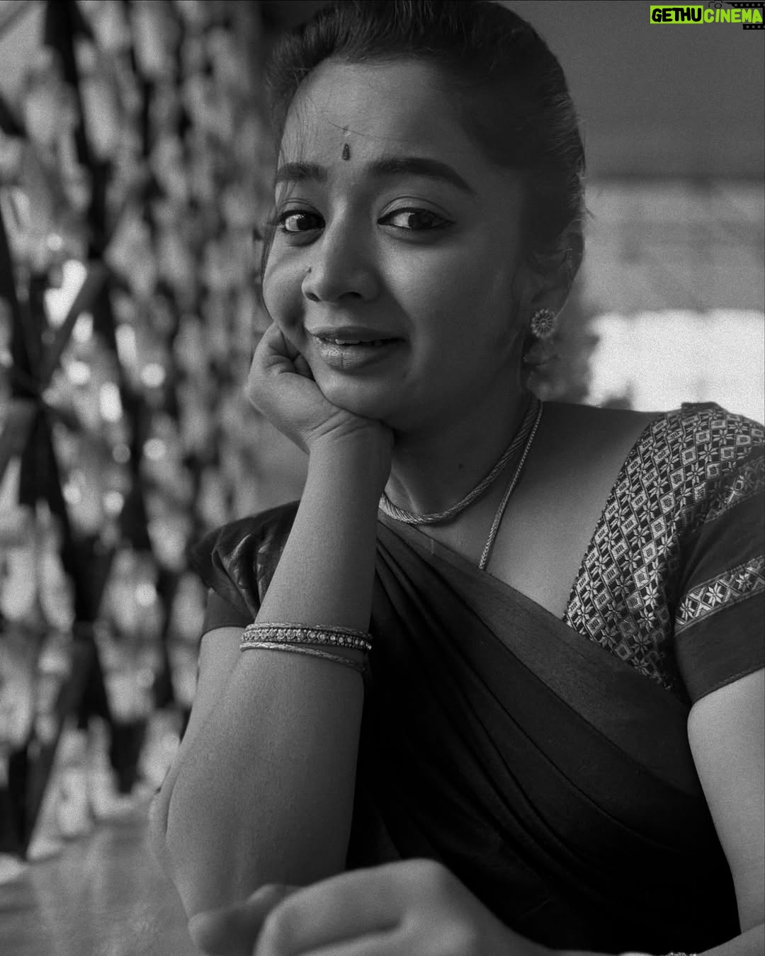 Priya J Achar - 16.7K Likes - ನಿನ್ನಂತೆ ಯಾರಿಲ್ಲ🙈
ನಿನ್ನಲ್ಲೇ ಮನಸೆಲ್ಲ🧿
.
.
.
.
#priyajachar
I I I love this song 🎵🥹🥰
.
Nimagu e song istana