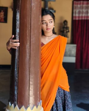 Priya J Achar Instagram - ದಿನವಿಡಿ ನಿನ್ನ ನೋಡೋ🙈
ಮುಗಿಯದ ಚಾಕರಿ❣️ 
.
.
.

#priyajachar #devanobhajaadugara #movieshoot 
With my fav lyrics☺️ #lovemusic