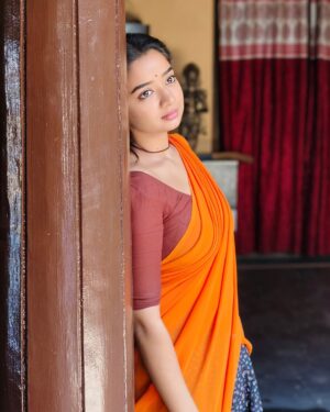 Priya J Achar Instagram - ದಿನವಿಡಿ ನಿನ್ನ ನೋಡೋ🙈
ಮುಗಿಯದ ಚಾಕರಿ❣️ 
.
.
.

#priyajachar #devanobhajaadugara #movieshoot 
With my fav lyrics☺️ #lovemusic