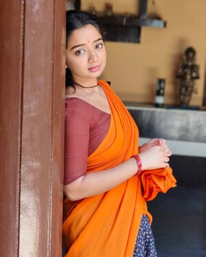 Priya J Achar Instagram - ದಿನವಿಡಿ ನಿನ್ನ ನೋಡೋ🙈
ಮುಗಿಯದ ಚಾಕರಿ❣️ 
.
.
.

#priyajachar #devanobhajaadugara #movieshoot 
With my fav lyrics☺️ #lovemusic