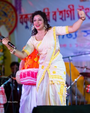 Priyanka Bharali Instagram - যোৱানিশা (০২/০৫/২৫) চাংসাৰি বকুলগুৰি ৰাইজৰ অভূতপূর্ব সঁহাৰি আৰু মৰমবোৰ আমি কেতিয়াও পাহৰিব নোৱাৰো। সুন্দৰ পৰিবেশত আপোনালোকৰ পৰা পোৱা সহযোগত আমি অতি উৎসাহিত হ’লো। আমি আপোনালোকৰ ওচৰত চিৰ কৃতজ্ঞ। সমূহ ৰাইজ আৰু কৰ্মকৰ্তা সকললৈ আন্তৰিক ধন্যবাদ আৰু কৃতজ্ঞতা জ্ঞাপন কৰিছোঁ। সকলো কুশলে থাকক, পুনৰ লগ পাম।

Thank you 
@jinku_makeup 
@nikukalitaphotography 
@the_silkalay 

#bihu2025 #liveinconcert #priyankabharali #priyankabharaliofficial #priyankabharalifanclub #priyankabharalilive #thankfulgratefulblessed♥️ #assam #changsari #bokilguri #🧿🧿🧿
