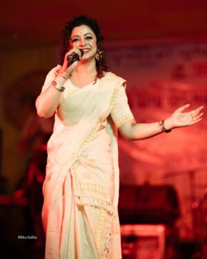 Priyanka Bharali Instagram - যোৱানিশা (০২/০৫/২৫) চাংসাৰি বকুলগুৰি ৰাইজৰ অভূতপূর্ব সঁহাৰি আৰু মৰমবোৰ আমি কেতিয়াও পাহৰিব নোৱাৰো। সুন্দৰ পৰিবেশত আপোনালোকৰ পৰা পোৱা সহযোগত আমি অতি উৎসাহিত হ’লো। আমি আপোনালোকৰ ওচৰত চিৰ কৃতজ্ঞ। সমূহ ৰাইজ আৰু কৰ্মকৰ্তা সকললৈ আন্তৰিক ধন্যবাদ আৰু কৃতজ্ঞতা জ্ঞাপন কৰিছোঁ। সকলো কুশলে থাকক, পুনৰ লগ পাম।

Thank you 
@jinku_makeup 
@nikukalitaphotography 
@the_silkalay 

#bihu2025 #liveinconcert #priyankabharali #priyankabharaliofficial #priyankabharalifanclub #priyankabharalilive #thankfulgratefulblessed♥️ #assam #changsari #bokilguri #🧿🧿🧿
