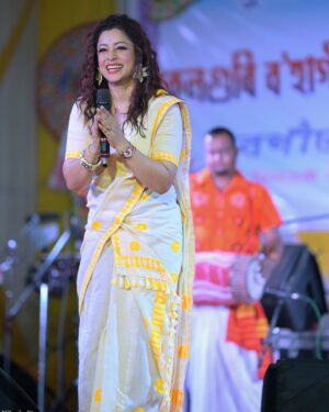 Priyanka Bharali Instagram - যোৱানিশা (০২/০৫/২৫) চাংসাৰি বকুলগুৰি ৰাইজৰ অভূতপূর্ব সঁহাৰি আৰু মৰমবোৰ আমি কেতিয়াও পাহৰিব নোৱাৰো। সুন্দৰ পৰিবেশত আপোনালোকৰ পৰা পোৱা সহযোগত আমি অতি উৎসাহিত হ’লো। আমি আপোনালোকৰ ওচৰত চিৰ কৃতজ্ঞ। সমূহ ৰাইজ আৰু কৰ্মকৰ্তা সকললৈ আন্তৰিক ধন্যবাদ আৰু কৃতজ্ঞতা জ্ঞাপন কৰিছোঁ। সকলো কুশলে থাকক, পুনৰ লগ পাম।

Thank you 
@jinku_makeup 
@nikukalitaphotography 
@the_silkalay 

#bihu2025 #liveinconcert #priyankabharali #priyankabharaliofficial #priyankabharalifanclub #priyankabharalilive #thankfulgratefulblessed♥️ #assam #changsari #bokilguri #🧿🧿🧿