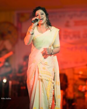 Priyanka Bharali Instagram - যোৱানিশা (০২/০৫/২৫) চাংসাৰি বকুলগুৰি ৰাইজৰ অভূতপূর্ব সঁহাৰি আৰু মৰমবোৰ আমি কেতিয়াও পাহৰিব নোৱাৰো। সুন্দৰ পৰিবেশত আপোনালোকৰ পৰা পোৱা সহযোগত আমি অতি উৎসাহিত হ’লো। আমি আপোনালোকৰ ওচৰত চিৰ কৃতজ্ঞ। সমূহ ৰাইজ আৰু কৰ্মকৰ্তা সকললৈ আন্তৰিক ধন্যবাদ আৰু কৃতজ্ঞতা জ্ঞাপন কৰিছোঁ। সকলো কুশলে থাকক, পুনৰ লগ পাম।

Thank you 
@jinku_makeup 
@nikukalitaphotography 
@the_silkalay 

#bihu2025 #liveinconcert #priyankabharali #priyankabharaliofficial #priyankabharalifanclub #priyankabharalilive #thankfulgratefulblessed♥️ #assam #changsari #bokilguri #🧿🧿🧿