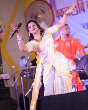 Priyanka Bharali Instagram - যোৱানিশা (০২/০৫/২৫) চাংসাৰি বকুলগুৰি ৰাইজৰ অভূতপূর্ব সঁহাৰি আৰু মৰমবোৰ আমি কেতিয়াও পাহৰিব নোৱাৰো। সুন্দৰ পৰিবেশত আপোনালোকৰ পৰা পোৱা সহযোগত আমি অতি উৎসাহিত হ’লো। আমি আপোনালোকৰ ওচৰত চিৰ কৃতজ্ঞ। সমূহ ৰাইজ আৰু কৰ্মকৰ্তা সকললৈ আন্তৰিক ধন্যবাদ আৰু কৃতজ্ঞতা জ্ঞাপন কৰিছোঁ। সকলো কুশলে থাকক, পুনৰ লগ পাম।

Thank you 
@jinku_makeup 
@nikukalitaphotography 
@the_silkalay 

#bihu2025 #liveinconcert #priyankabharali #priyankabharaliofficial #priyankabharalifanclub #priyankabharalilive #thankfulgratefulblessed♥️ #assam #changsari #bokilguri #🧿🧿🧿