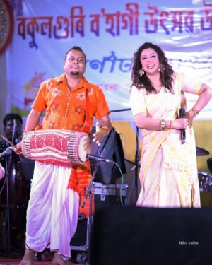 Priyanka Bharali Instagram - যোৱানিশা (০২/০৫/২৫) চাংসাৰি বকুলগুৰি ৰাইজৰ অভূতপূর্ব সঁহাৰি আৰু মৰমবোৰ আমি কেতিয়াও পাহৰিব নোৱাৰো। সুন্দৰ পৰিবেশত আপোনালোকৰ পৰা পোৱা সহযোগত আমি অতি উৎসাহিত হ’লো। আমি আপোনালোকৰ ওচৰত চিৰ কৃতজ্ঞ। সমূহ ৰাইজ আৰু কৰ্মকৰ্তা সকললৈ আন্তৰিক ধন্যবাদ আৰু কৃতজ্ঞতা জ্ঞাপন কৰিছোঁ। সকলো কুশলে থাকক, পুনৰ লগ পাম।

Thank you 
@jinku_makeup 
@nikukalitaphotography 
@the_silkalay 

#bihu2025 #liveinconcert #priyankabharali #priyankabharaliofficial #priyankabharalifanclub #priyankabharalilive #thankfulgratefulblessed♥️ #assam #changsari #bokilguri #🧿🧿🧿