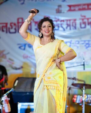 Priyanka Bharali Instagram - যোৱানিশা (০২/০৫/২৫) চাংসাৰি বকুলগুৰি ৰাইজৰ অভূতপূর্ব সঁহাৰি আৰু মৰমবোৰ আমি কেতিয়াও পাহৰিব নোৱাৰো। সুন্দৰ পৰিবেশত আপোনালোকৰ পৰা পোৱা সহযোগত আমি অতি উৎসাহিত হ’লো। আমি আপোনালোকৰ ওচৰত চিৰ কৃতজ্ঞ। সমূহ ৰাইজ আৰু কৰ্মকৰ্তা সকললৈ আন্তৰিক ধন্যবাদ আৰু কৃতজ্ঞতা জ্ঞাপন কৰিছোঁ। সকলো কুশলে থাকক, পুনৰ লগ পাম।

Thank you 
@jinku_makeup 
@nikukalitaphotography 
@the_silkalay 

#bihu2025 #liveinconcert #priyankabharali #priyankabharaliofficial #priyankabharalifanclub #priyankabharalilive #thankfulgratefulblessed♥️ #assam #changsari #bokilguri #🧿🧿🧿