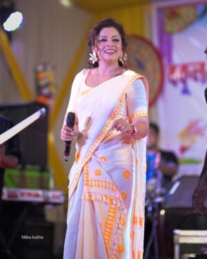 Priyanka Bharali Instagram - যোৱানিশা (০২/০৫/২৫) চাংসাৰি বকুলগুৰি ৰাইজৰ অভূতপূর্ব সঁহাৰি আৰু মৰমবোৰ আমি কেতিয়াও পাহৰিব নোৱাৰো। সুন্দৰ পৰিবেশত আপোনালোকৰ পৰা পোৱা সহযোগত আমি অতি উৎসাহিত হ’লো। আমি আপোনালোকৰ ওচৰত চিৰ কৃতজ্ঞ। সমূহ ৰাইজ আৰু কৰ্মকৰ্তা সকললৈ আন্তৰিক ধন্যবাদ আৰু কৃতজ্ঞতা জ্ঞাপন কৰিছোঁ। সকলো কুশলে থাকক, পুনৰ লগ পাম।

Thank you 
@jinku_makeup 
@nikukalitaphotography 
@the_silkalay 

#bihu2025 #liveinconcert #priyankabharali #priyankabharaliofficial #priyankabharalifanclub #priyankabharalilive #thankfulgratefulblessed♥️ #assam #changsari #bokilguri #🧿🧿🧿