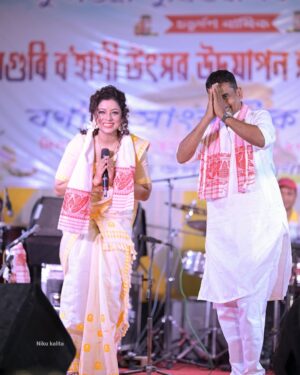 Priyanka Bharali Instagram - যোৱানিশা (০২/০৫/২৫) চাংসাৰি বকুলগুৰি ৰাইজৰ অভূতপূর্ব সঁহাৰি আৰু মৰমবোৰ আমি কেতিয়াও পাহৰিব নোৱাৰো। সুন্দৰ পৰিবেশত আপোনালোকৰ পৰা পোৱা সহযোগত আমি অতি উৎসাহিত হ’লো। আমি আপোনালোকৰ ওচৰত চিৰ কৃতজ্ঞ। সমূহ ৰাইজ আৰু কৰ্মকৰ্তা সকললৈ আন্তৰিক ধন্যবাদ আৰু কৃতজ্ঞতা জ্ঞাপন কৰিছোঁ। সকলো কুশলে থাকক, পুনৰ লগ পাম।

Thank you 
@jinku_makeup 
@nikukalitaphotography 
@the_silkalay 

#bihu2025 #liveinconcert #priyankabharali #priyankabharaliofficial #priyankabharalifanclub #priyankabharalilive #thankfulgratefulblessed♥️ #assam #changsari #bokilguri #🧿🧿🧿