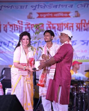 Priyanka Bharali Instagram - যোৱানিশা (০২/০৫/২৫) চাংসাৰি বকুলগুৰি ৰাইজৰ অভূতপূর্ব সঁহাৰি আৰু মৰমবোৰ আমি কেতিয়াও পাহৰিব নোৱাৰো। সুন্দৰ পৰিবেশত আপোনালোকৰ পৰা পোৱা সহযোগত আমি অতি উৎসাহিত হ’লো। আমি আপোনালোকৰ ওচৰত চিৰ কৃতজ্ঞ। সমূহ ৰাইজ আৰু কৰ্মকৰ্তা সকললৈ আন্তৰিক ধন্যবাদ আৰু কৃতজ্ঞতা জ্ঞাপন কৰিছোঁ। সকলো কুশলে থাকক, পুনৰ লগ পাম।

Thank you 
@jinku_makeup 
@nikukalitaphotography 
@the_silkalay 

#bihu2025 #liveinconcert #priyankabharali #priyankabharaliofficial #priyankabharalifanclub #priyankabharalilive #thankfulgratefulblessed♥️ #assam #changsari #bokilguri #🧿🧿🧿
