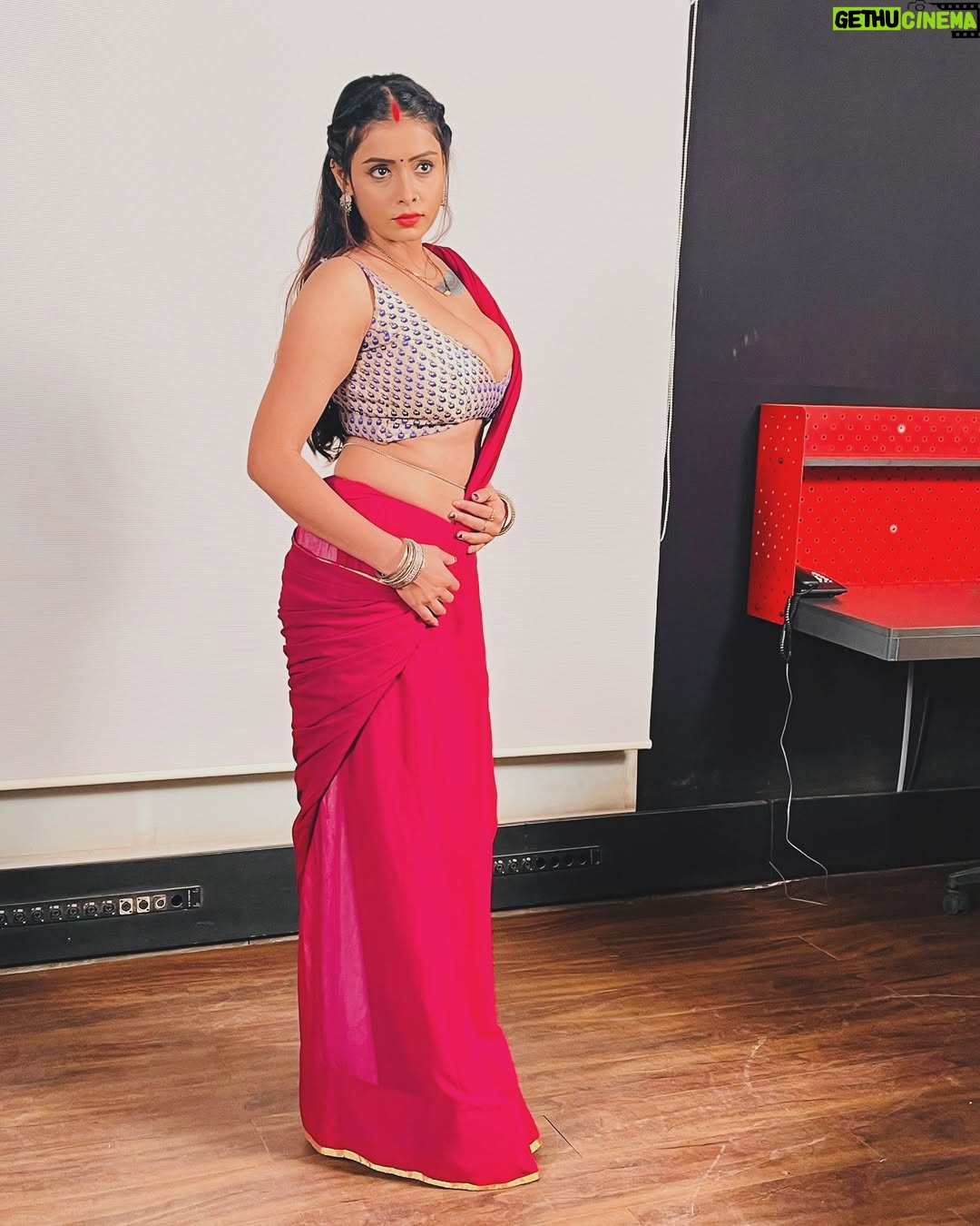 Priyanka Chaurasia - 15.4K Likes - Perfectly imperfect😉🦋🎀
#piikuuuu #bold #boldwillhold #seductive #mylook #insaree #sareelove #instaartist #instgram