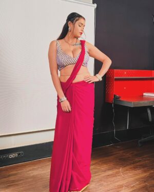 Priyanka Chaurasia Instagram - Perfectly imperfect😉🦋🎀
#piikuuuu #bold #boldwillhold #seductive #mylook #insaree #sareelove #instaartist #instgram