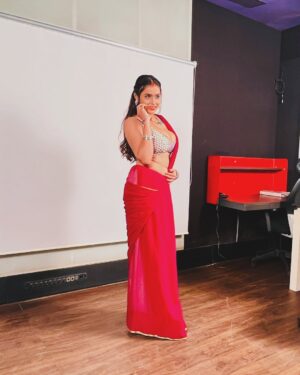 Priyanka Chaurasia Instagram - Perfectly imperfect😉🦋🎀
#piikuuuu #bold #boldwillhold #seductive #mylook #insaree #sareelove #instaartist #instgram
