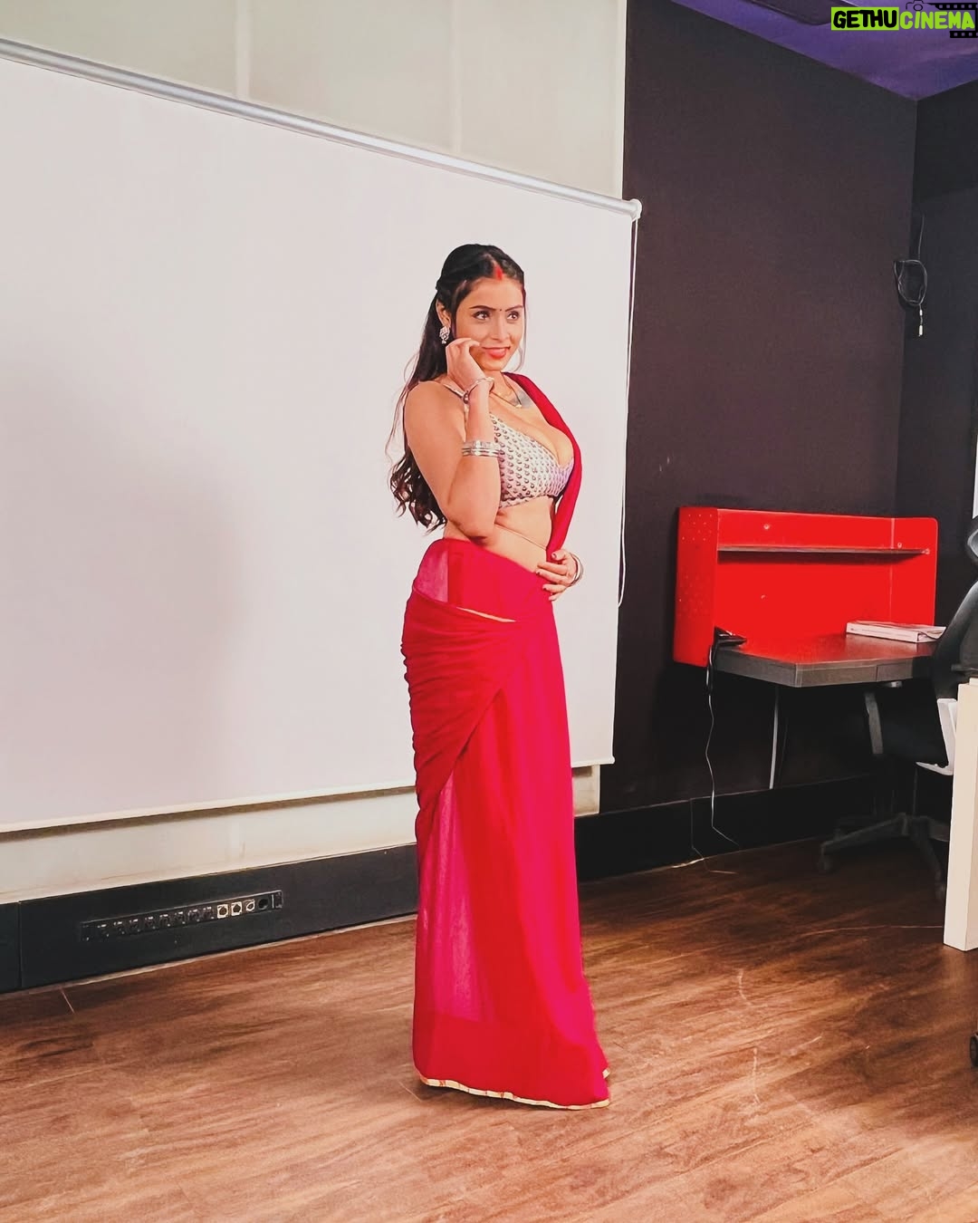 Priyanka Chaurasia - 15.4K Likes - Perfectly imperfect😉🦋🎀
#piikuuuu #bold #boldwillhold #seductive #mylook #insaree #sareelove #instaartist #instgram