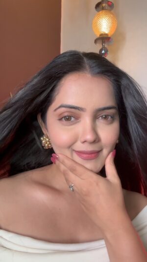 Priyanka Diwate Instagram - Blur out pores and fine lines with a single swipe using @reneeofficial Bollywood Filter. Made with unique formula, this lightweight & non-sticky primer mattifies your skin & lets you flaunt your glamorous avatar.

The Viral RENÉE BOLLYWOOD FILTER is available in 15 gms & 45gms

Use code “PRIYAKADIWATE10” and get 10% off on RENÉE app and Website.

#Ad
#ReneeCosmetics #BollywoodFilter #FilterLikeSkin #ReneeEveryday #Primer #PoreBlur #PoreMinimising #Matte #Face #Beauty #Makeup