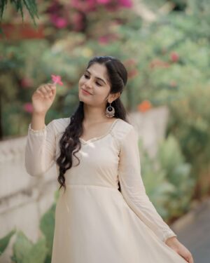 RK Dhanusha Instagram - நீ செல்லும் வழியெல்லாம் பனிக்கட்டி ஆகாதோ🤍🕊️

📸 @jascaptures_ 🫶🏾
👗 @_same_pinch ✨