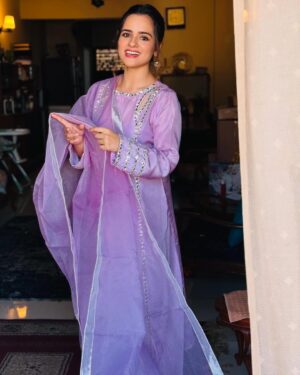 Rabya Kulsoom Instagram - - Eid in a middle of chaos! 💫✨
.
.
Shukria @minahilandzouhaofficial for this beautiful Fit💜