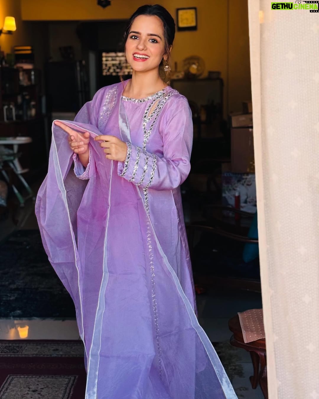 Rabya Kulsoom - 7.1K Likes - - Eid in a middle of chaos! 💫✨
.
.
Shukria @minahilandzouhaofficial for this beautiful Fit💜