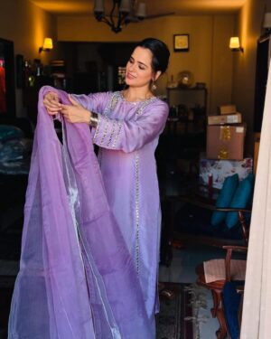 Rabya Kulsoom Instagram - - Eid in a middle of chaos! 💫✨
.
.
Shukria @minahilandzouhaofficial for this beautiful Fit💜