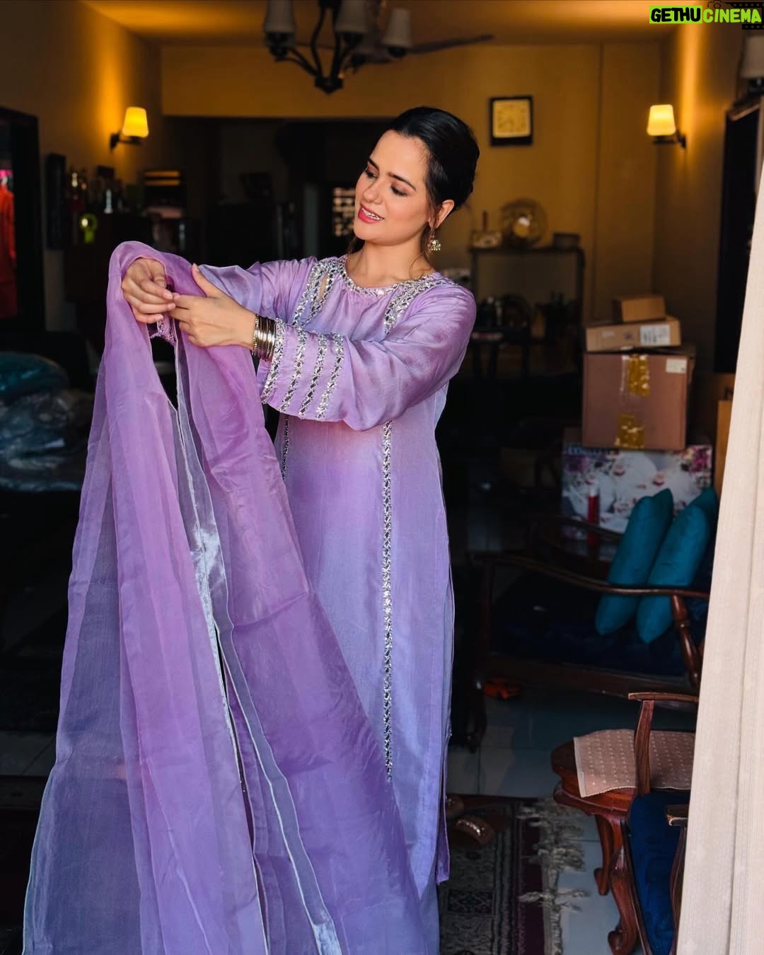 Rabya Kulsoom - 7.1K Likes - - Eid in a middle of chaos! 💫✨
.
.
Shukria @minahilandzouhaofficial for this beautiful Fit💜