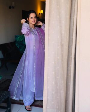 Rabya Kulsoom Instagram - - Eid in a middle of chaos! 💫✨
.
.
Shukria @minahilandzouhaofficial for this beautiful Fit💜