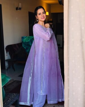 Rabya Kulsoom Instagram - - Eid in a middle of chaos! 💫✨
.
.
Shukria @minahilandzouhaofficial for this beautiful Fit💜