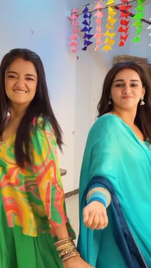 Rachana Mistry Instagram - Jagriti & Sapna in Alternate universe ofcourse 😝 

[jagriti, sapna, zeetv, sisters,set bts, mastu, fun, dance]
#reelitfeelit #reelkarofeelkaro #mood #dance #masti #bts #masti #jagriti #sapna