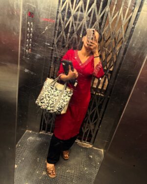 Rachana Mistry Instagram - Main apni hi madhubala hu! ♥️🤭💋🧿! 
.
.
.
.
#selfloveaboveall❤️ 
#GRATITUDE♥️
#BLESSED🙏🏻🧿