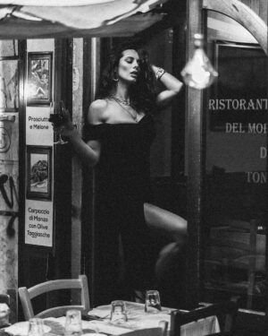 Raffaella Modugno Instagram - La pioggia fuori, il vino dentro. E Roma che resta bellissima, anche bagnata.
@photo_rome_yana 
@beauty.in.roma 
❤️🍝 🍷