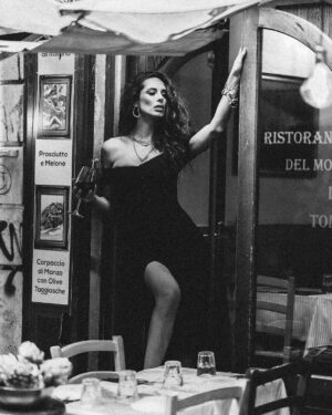 Raffaella Modugno Instagram - La pioggia fuori, il vino dentro. E Roma che resta bellissima, anche bagnata.
@photo_rome_yana 
@beauty.in.roma 
❤️🍝 🍷