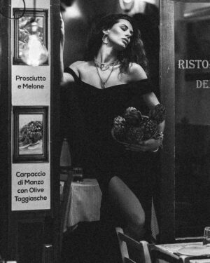 Raffaella Modugno Instagram - La pioggia fuori, il vino dentro. E Roma che resta bellissima, anche bagnata.
@photo_rome_yana 
@beauty.in.roma 
❤️🍝 🍷