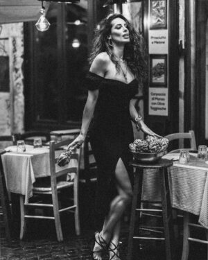 Raffaella Modugno Instagram - La pioggia fuori, il vino dentro. E Roma che resta bellissima, anche bagnata.
@photo_rome_yana 
@beauty.in.roma 
❤️🍝 🍷