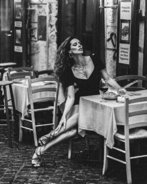 Raffaella Modugno Instagram - La pioggia fuori, il vino dentro. E Roma che resta bellissima, anche bagnata.
@photo_rome_yana 
@beauty.in.roma 
❤️🍝 🍷