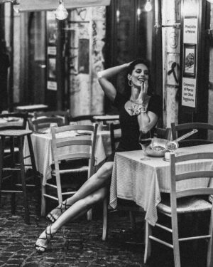 Raffaella Modugno Instagram - La pioggia fuori, il vino dentro. E Roma che resta bellissima, anche bagnata.
@photo_rome_yana 
@beauty.in.roma 
❤️🍝 🍷