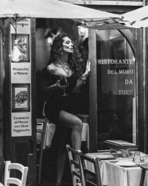 Raffaella Modugno Instagram - La pioggia fuori, il vino dentro. E Roma che resta bellissima, anche bagnata.
@photo_rome_yana 
@beauty.in.roma 
❤️🍝 🍷