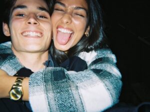 Raquel Sampaio Instagram - No nosso primeiro date (e nos 4 anos seguintes) escolhemos música à vez no carro.
Eu disse ‘a próxima é Blame it on me do Richie’
Ele disse ‘ok mas a versão ao vivo’
Foi assim que eu soube que ali havia espaço para algo.
O nosso aniversário é no dia 25 de Abril - soube então que havia espaço para um universo. 

Happy 4 years ❤️ [com brinde no final]