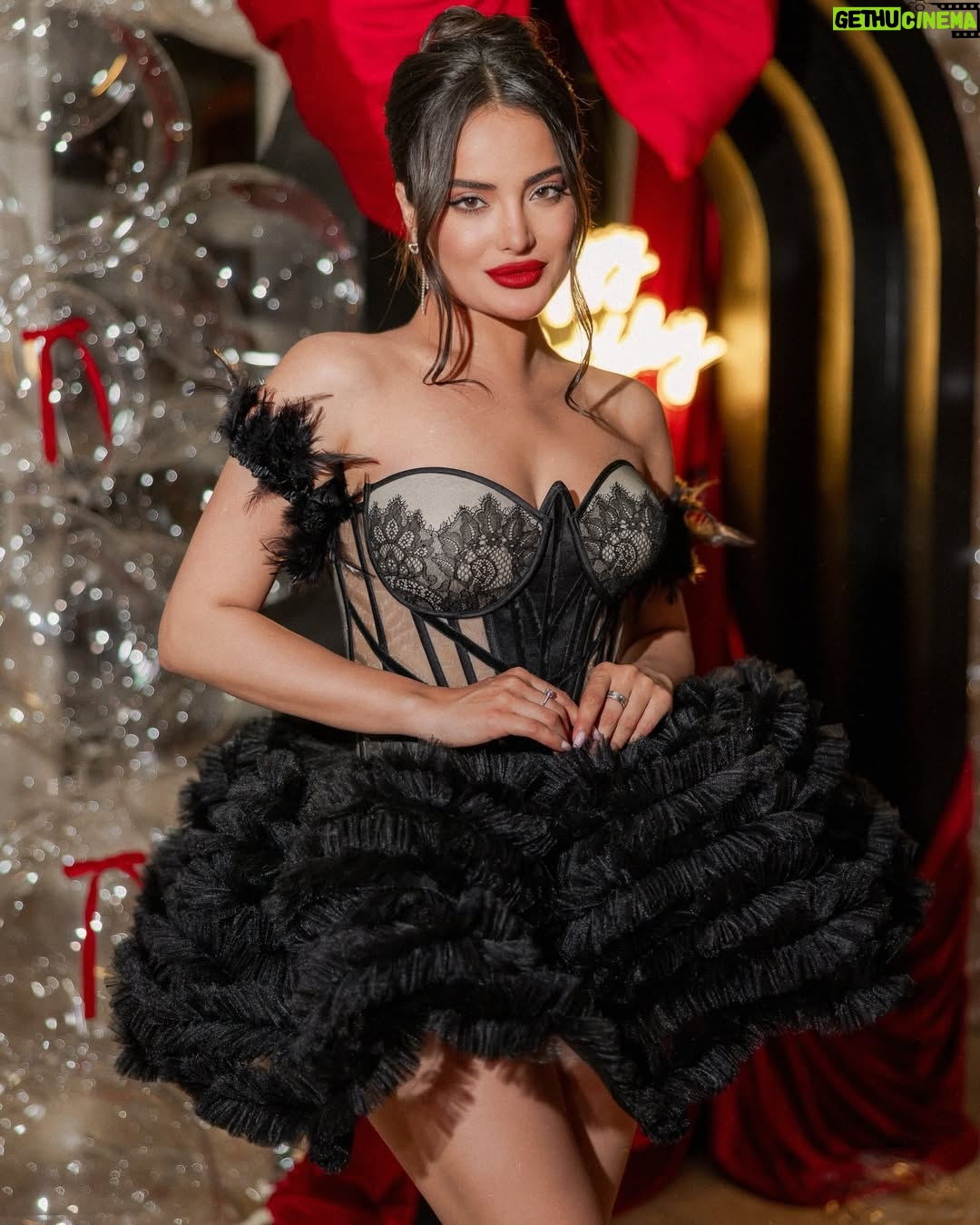 Rebecca Ghaderi - 357.3K Likes - 👗 @hananehcouture
Hair @melikazeynali
PHOTO @rl_footage @amirrezaakbari
DESIGN @mahipasha @balloondesignbytina @gigiscandlesoc @nonnascuisine