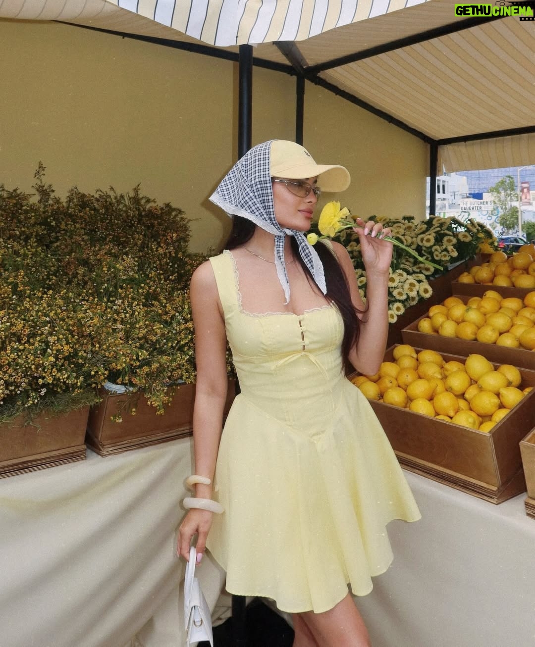 Rebecca Ghaderi - 186.3K Likes - Congratulations @simon_porte_jacquemus on the opening of the first @jacquemus boutique in LA! 💛🍌🍋
افتتاحیه اولین بوتیک jacquemus در لس آنجلس🌼
