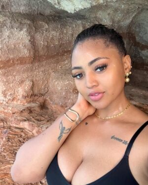 Regina Daniels Instagram - Mummy and her babies time ❤️😍 

Skin: @susanchanelbeauty