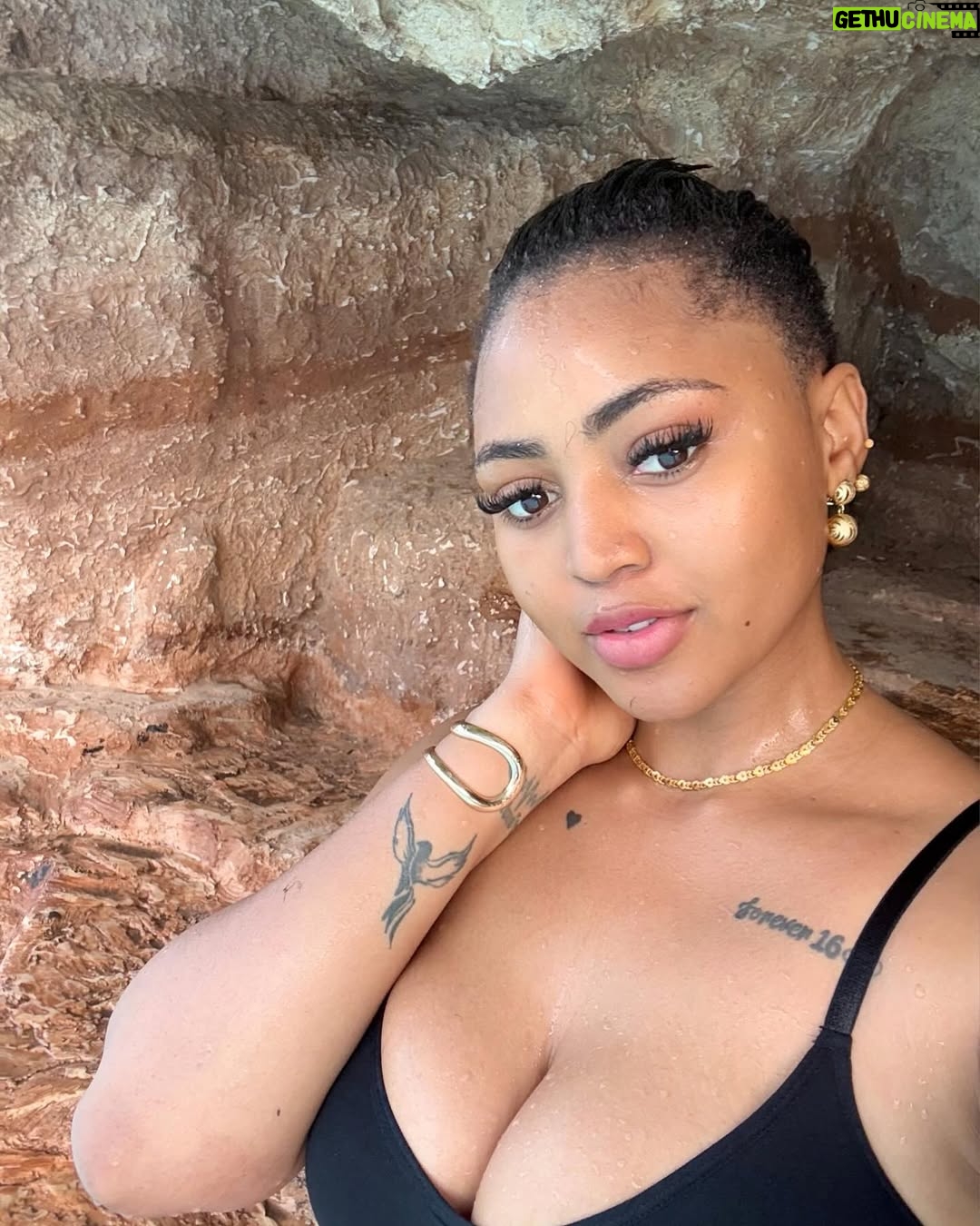 Regina Daniels - 234.8K Likes - Mummy and her babies time ❤️😍
Skin: @susanchanelbeauty