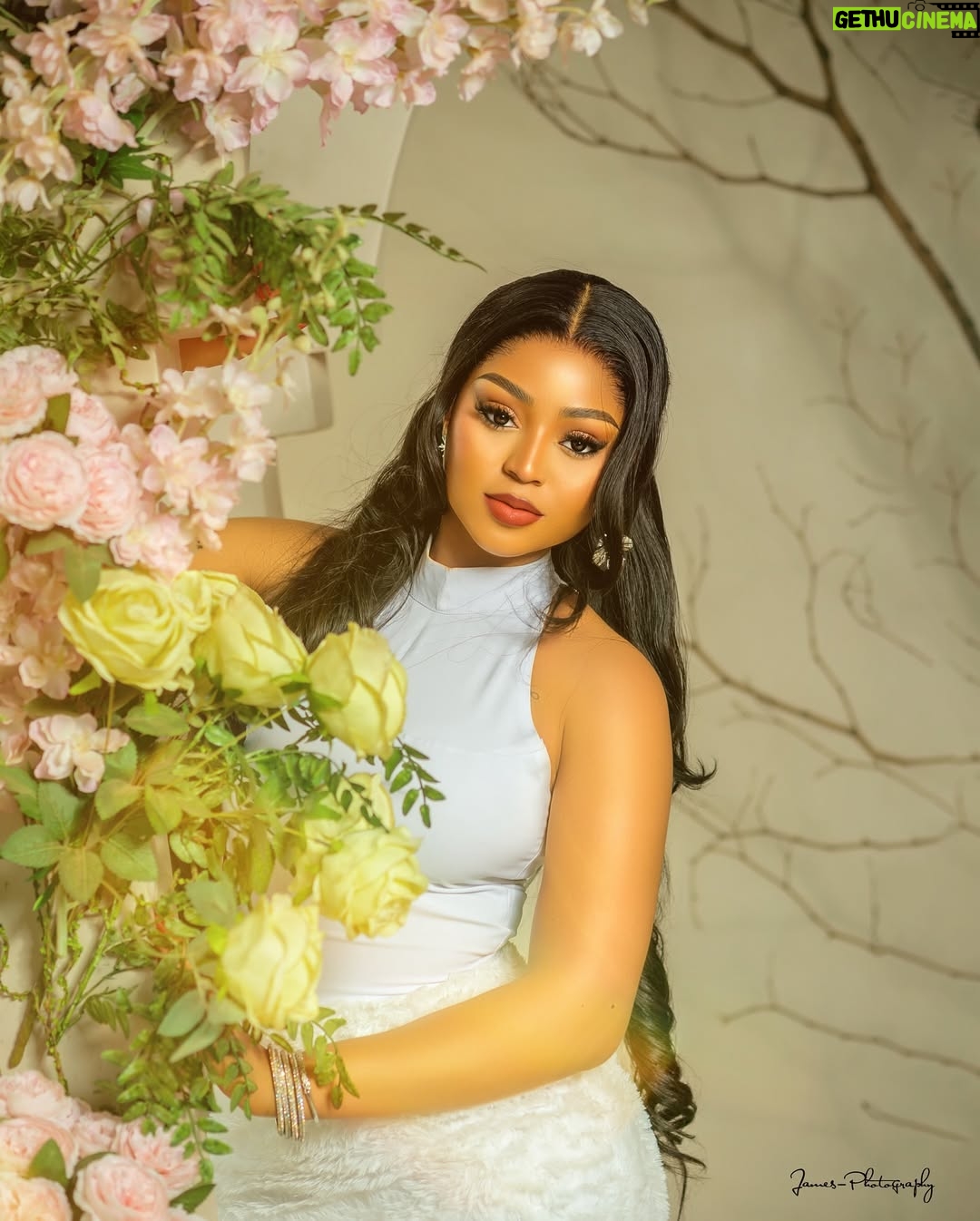 Regina Daniels - 380.5K Likes - Na money wey go make me craze na e I Dey find now 🤭
Dress: @regaeofficial
Mua: @zaraleinadsignature
Hair styled: @styledby_earlymomo1
📷: @jamesphotography2
Skin : @susanchanelbeauty
