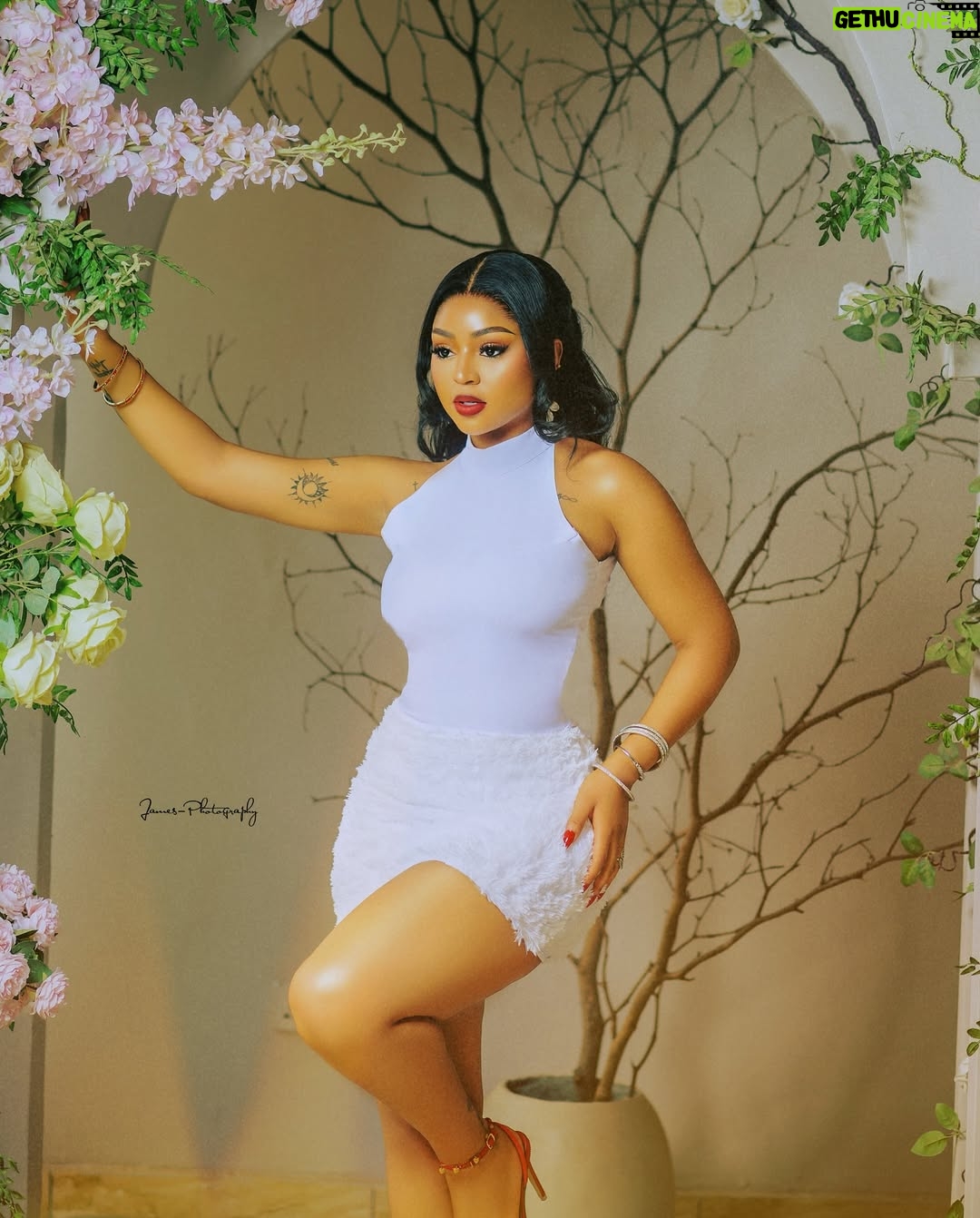 Regina Daniels - 380.5K Likes - Na money wey go make me craze na e I Dey find now 🤭
Dress: @regaeofficial
Mua: @zaraleinadsignature
Hair styled: @styledby_earlymomo1
📷: @jamesphotography2
Skin : @susanchanelbeauty