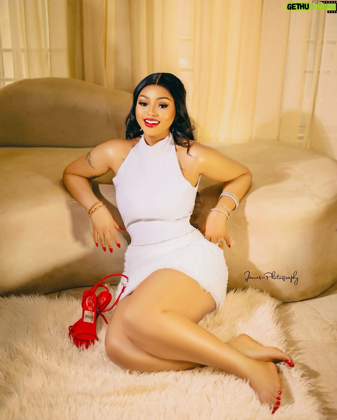Regina Daniels - 380.5K Likes - Na money wey go make me craze na e I Dey find now 🤭
Dress: @regaeofficial
Mua: @zaraleinadsignature
Hair styled: @styledby_earlymomo1
📷: @jamesphotography2
Skin : @susanchanelbeauty
